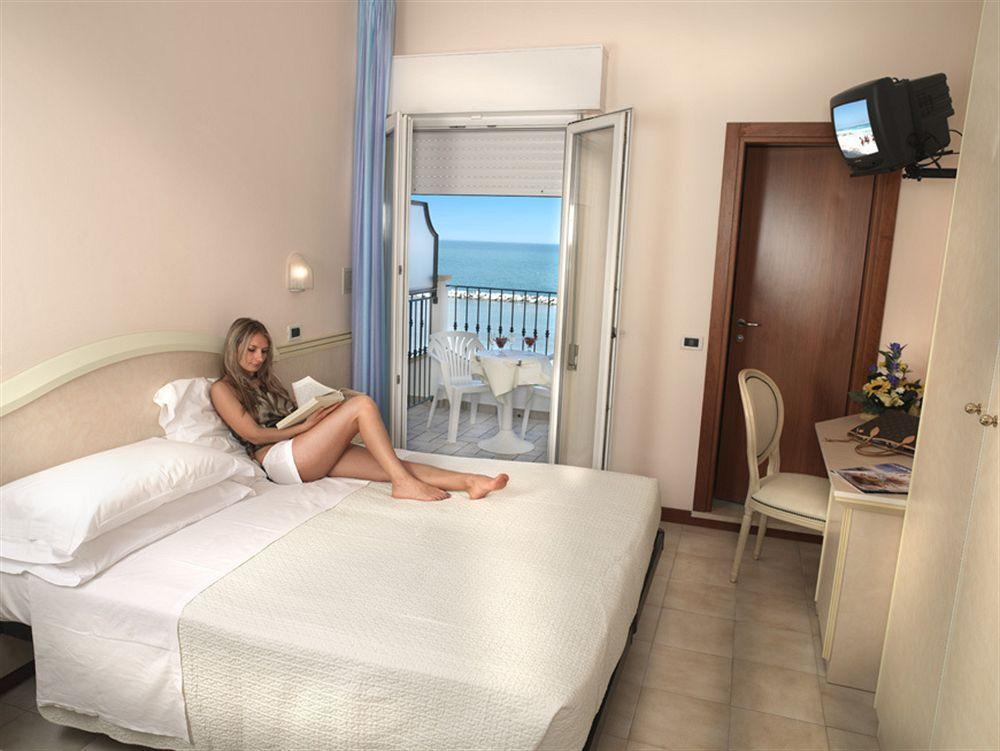 Hotel Zeus Rimini Exterior photo